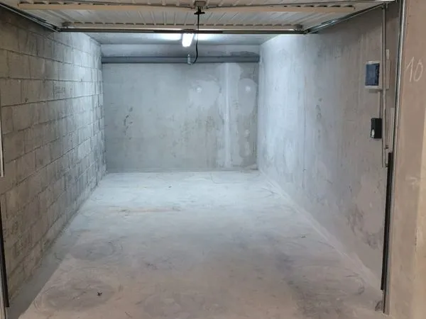 Garage électrifié à louer