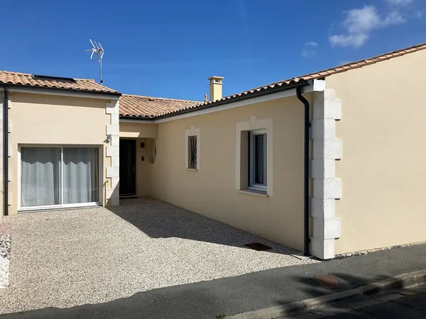 Plain pied 152 m avec piscine 4 chambres & chauffage au sol à Tonnay-Charente