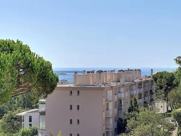 EXCLUSIVITÉ - Cannes - Lumineux 2 pièces avec terrasse et échappée mer