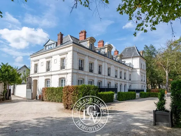 SAINT FARGEAU-PONTHIERRY - DEUX PIÈCES RÉNOVÉES EN DUPLEX - COUR ET STATIONNEMENTS PRIVATIFS