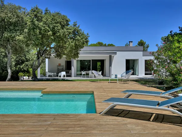 Villa contemporaine de plain-pied au coeur d'un écrin de verdure