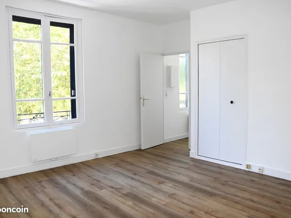 Très bel emplacement sur la place de Bretagne à Rennes local de bureaux de 49 m2 avec ascenseur à lo