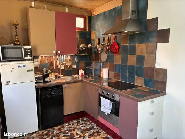 Loue maison dans propriété privée avec jardin partagé et cour privé