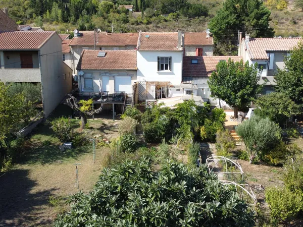 Maison T4 d'environ 70m² à rénover avec petit jardin et dépendance.