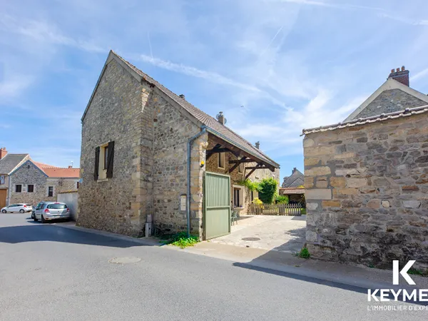2 maisons, 280 m²,16 piéces ,8 chambres, cour 374 M²,une multitude de projet peut-être le vôtre !