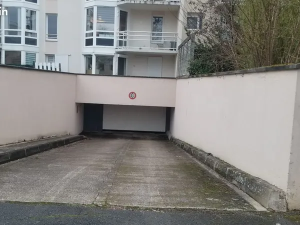 Parking Souterrain 13 m² ~ Accès libre et autonome ~ quartier calme et sécurisé ~ Gare RER D à 10 mi