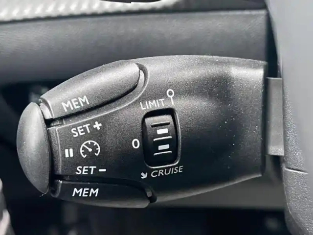 Peugeot 208 e- 136ch allure — photo 11