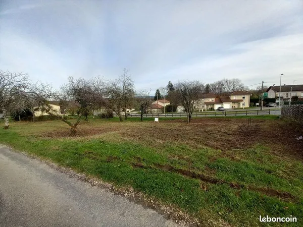 Terrain constructible 922 m² - Cormoz (01560)