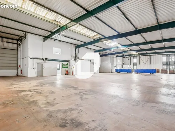 Local d'activité 734 m²