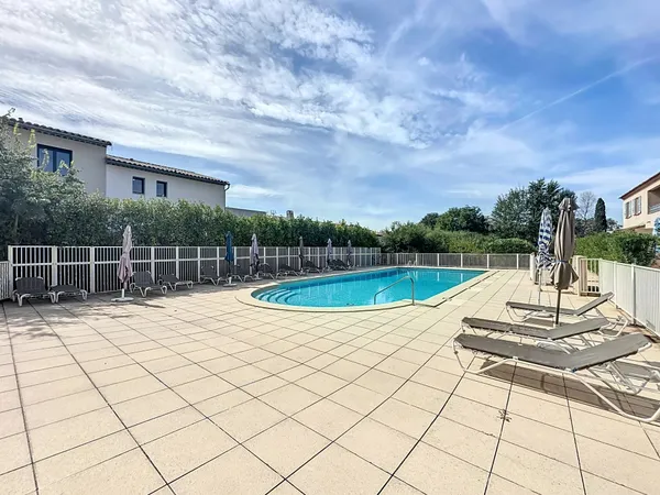 Superbe apartement avec terrasse dans residence avec piscine