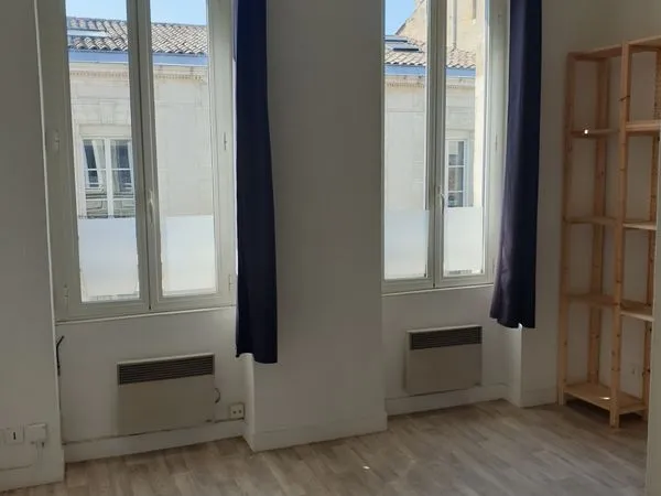 T1 refait a neuf beaux volumes hotel de police