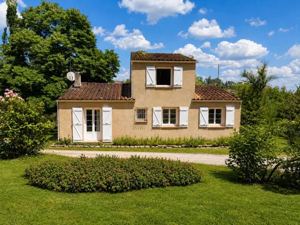 Une maison familiale , plus de 6 000 m² de nature, une piscine et une intimité absolue... Ici, le lu