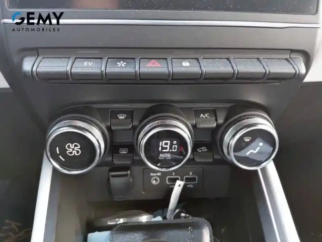 Renault Clio e-tech 140 - 21n — photo 15
