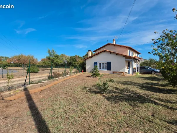 Civray — Spacieuse maison rénovée de 170 m² sur terrain clos de 970 m²
