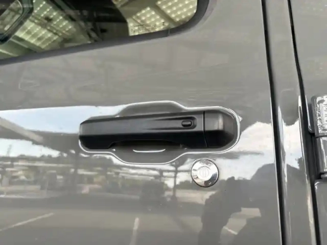 Jeep Wrangler plug-in hybrid rubicon 4xe — photo 15