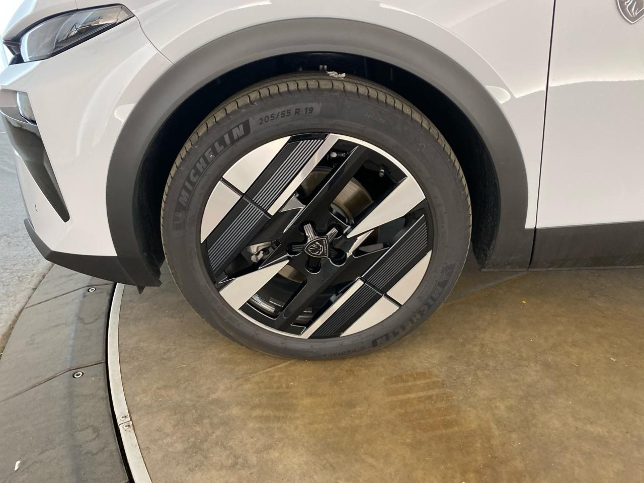 Peugeot 408 hybrid 145 e-dcs6 gt — photo 11