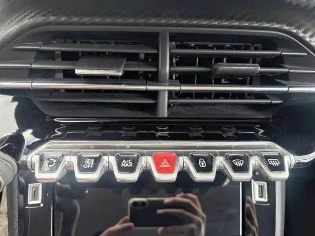 Peugeot 208 electrique 50 kwh 136ch — photo 16