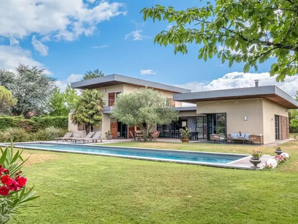 Maison contemporaine sur le plateau de St Genis Laval