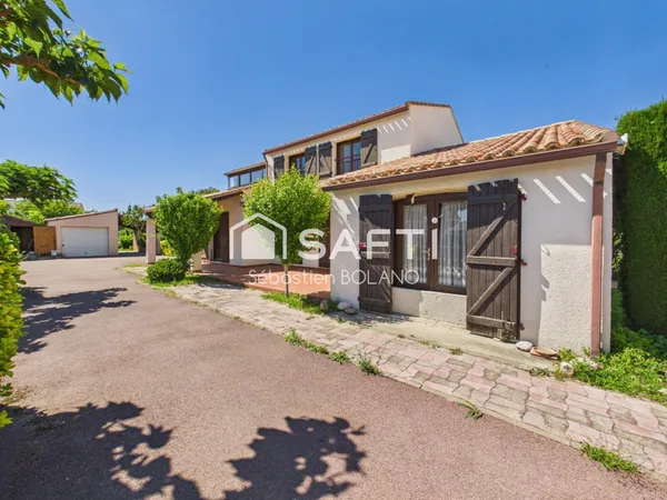 Maison familiale 4 faces avec piscine et grand terrain arboré au calme - Fort potentiel à Villelongu