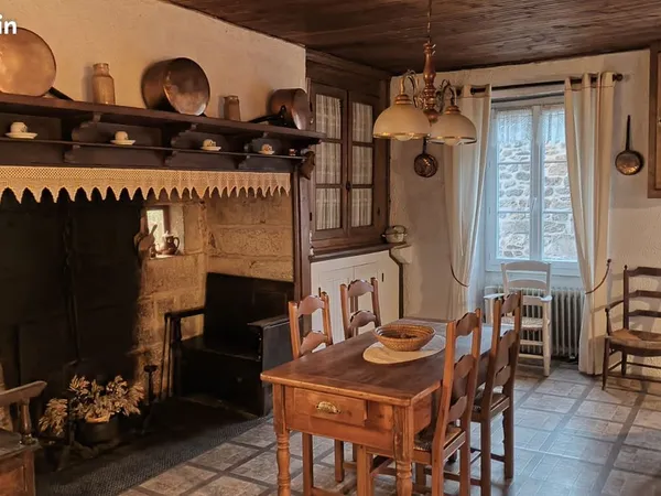 Maison typique Corrézienne de village et sa dépendance avec terrain" sur St Cirgues la Loutre (19220