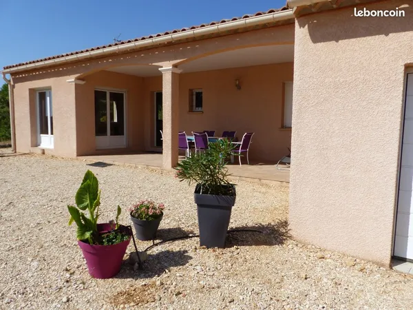 Maison meublée récente plain-pied 3 ch, jardin 1 000 m², garage