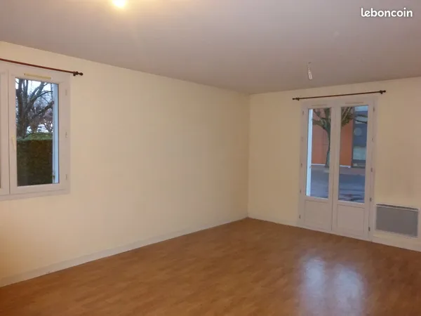 SAINTES proche hopital Apt F2 parking privé