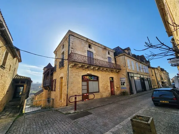 Immeuble composé d'un local et d'un appartement à rénover