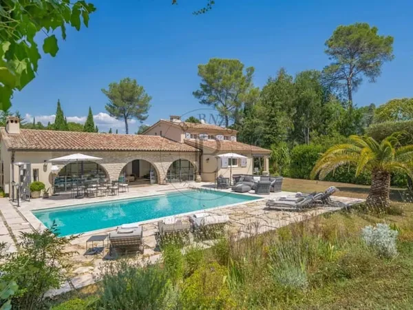 MOUGINS - VILLA DE CHARME - PROCHE DE L'ETANG