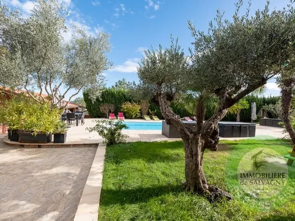 A vendre grande maison avec piscine, 5 chambres à La Tour de