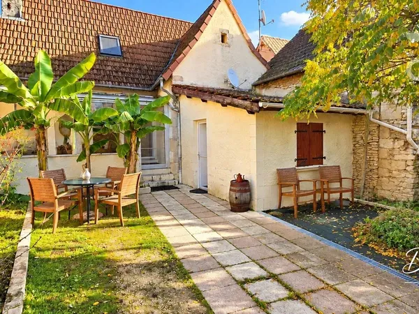 Maison en pierre avec cour fermée et potentiel d'aménagement à quelques minutes de Montignac-Lascaux