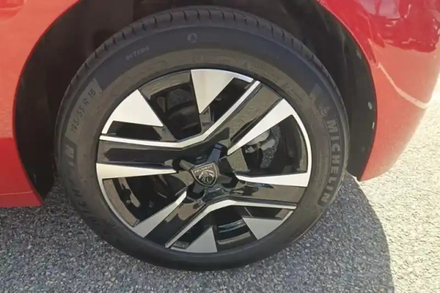 Peugeot 208 puretech 100 s&amp;s bvm6 — photo 13