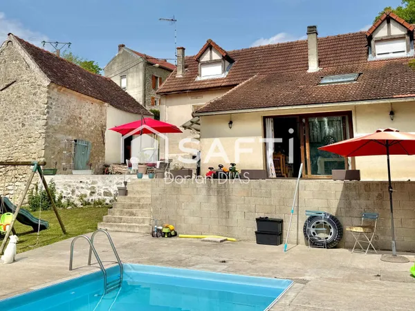 Vue dégagée, piscine chauffée et grands volumes