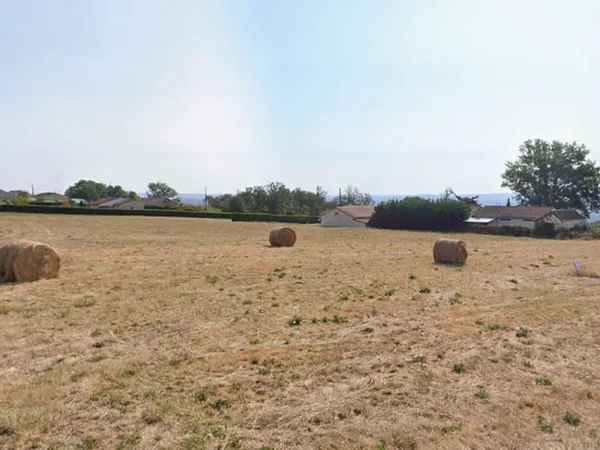 Terrain à bâtir de 1600 m² à DOMME (24)