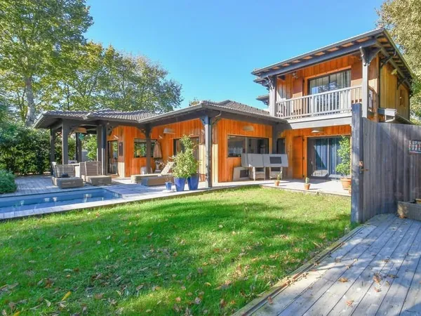 Villa bois 175m² et dépendance de 40m² / 5 ch / piscine