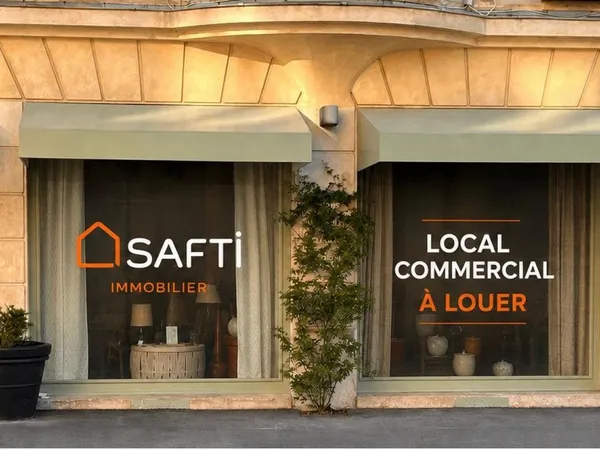 Local commercial face à la cathédrale