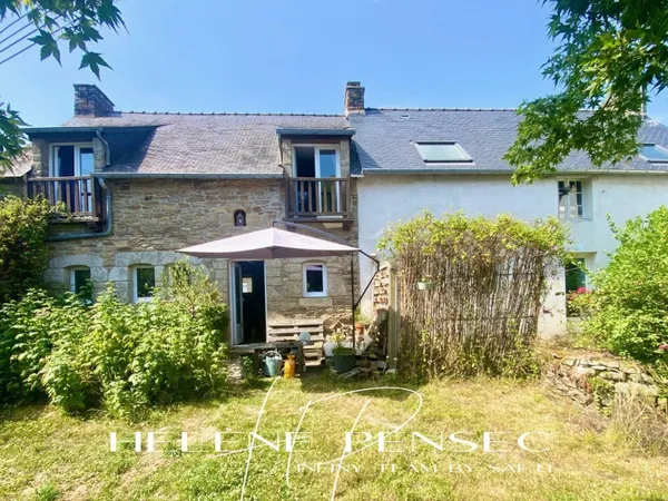Ensemble immobilier composé de 2 maisons d'habitation sur 389 m² de terrain.