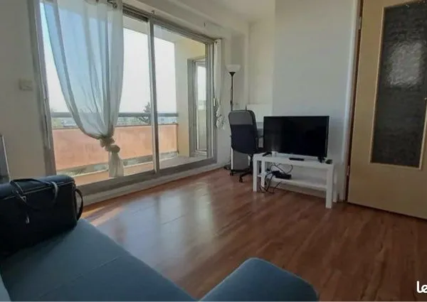 Chambre 18m2 avec douche privée à 10 minutes de marche au RER E Rosny Sous Bois