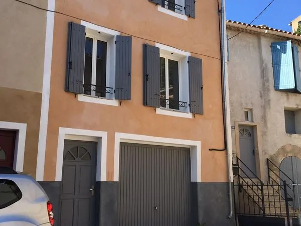 Maison de village T3 entièrement rénovée avec goût - garage et terrasse