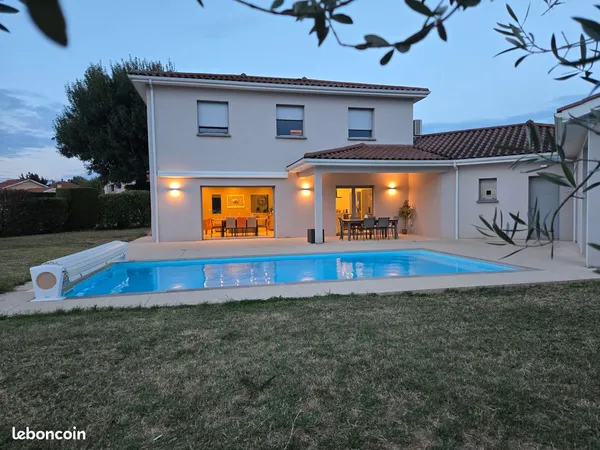 Maison familiale de 155 m² habitables, piscine au sel, pool house, 950 m² de terrain, au calme dans 