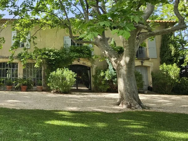 Mas mitoyen 93 m2, 2 chambres dans parc d'1 ha