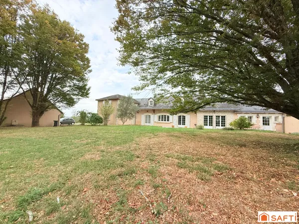 Belle propriété familiale offrant espace, confort et tranquilité dans un environnement verdoyant sur