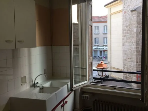 F2, plein centre Monistrol/Loire, 1er étage