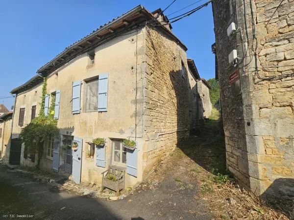 Belle maison en pierre au coeur du village pittoresque de Nanteuil-en-Vallée