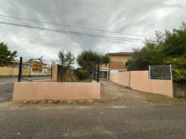 Maison avec fort potentiel à Roussillon - Jardin, cour et dépendance