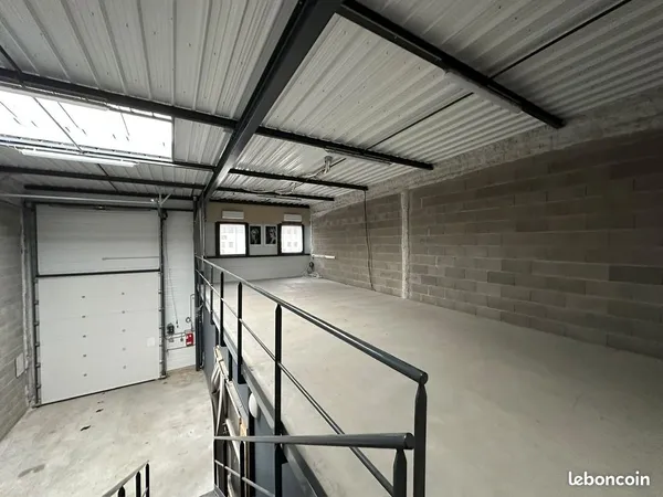 À louer - Local artisanal / commercial avec mezzanine - 161 m² - Genay