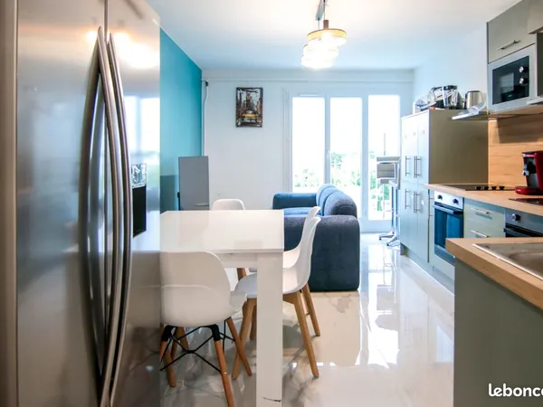 Logement en colocation pour 6 personnes de 114m² Partager cette annonce Copier le lien E-mail logo m