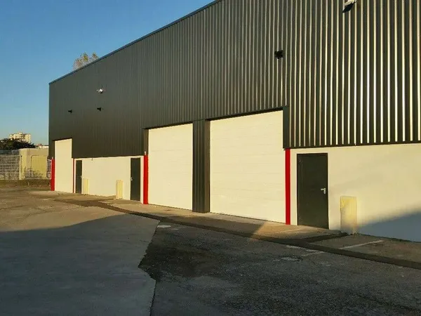 Vaulx en Velin - Entrepôt à louer