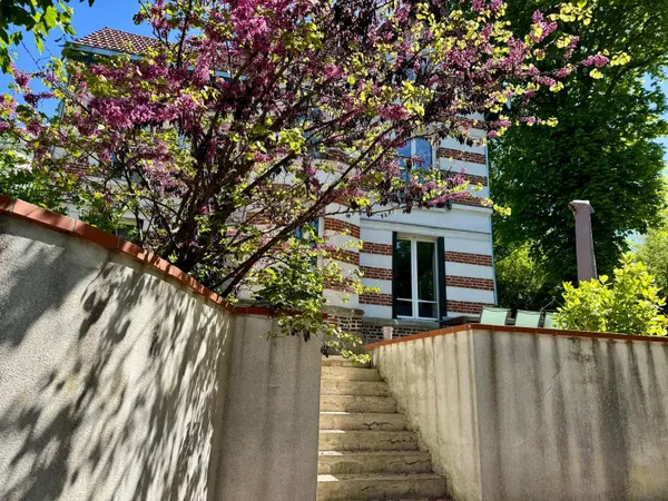 Maison de caractère -- 140 m2 -- Jardin 1 314 m2 -- Meulan-en-Y
