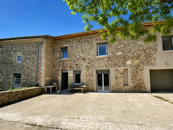 Village d'Ardèche, le format atypique d'une maison ancienne rénovée.