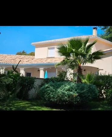Maison à vendre 171 m2 - 2500m de terrain - Jardin paysagé - Piscine. Garage de 75 m2 avec possibilé